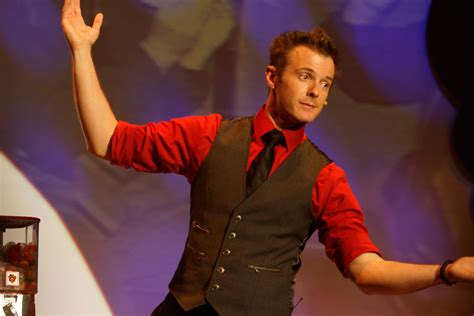 Captivating Watchers Around the World: Showboat Magic Com Takes the Stage